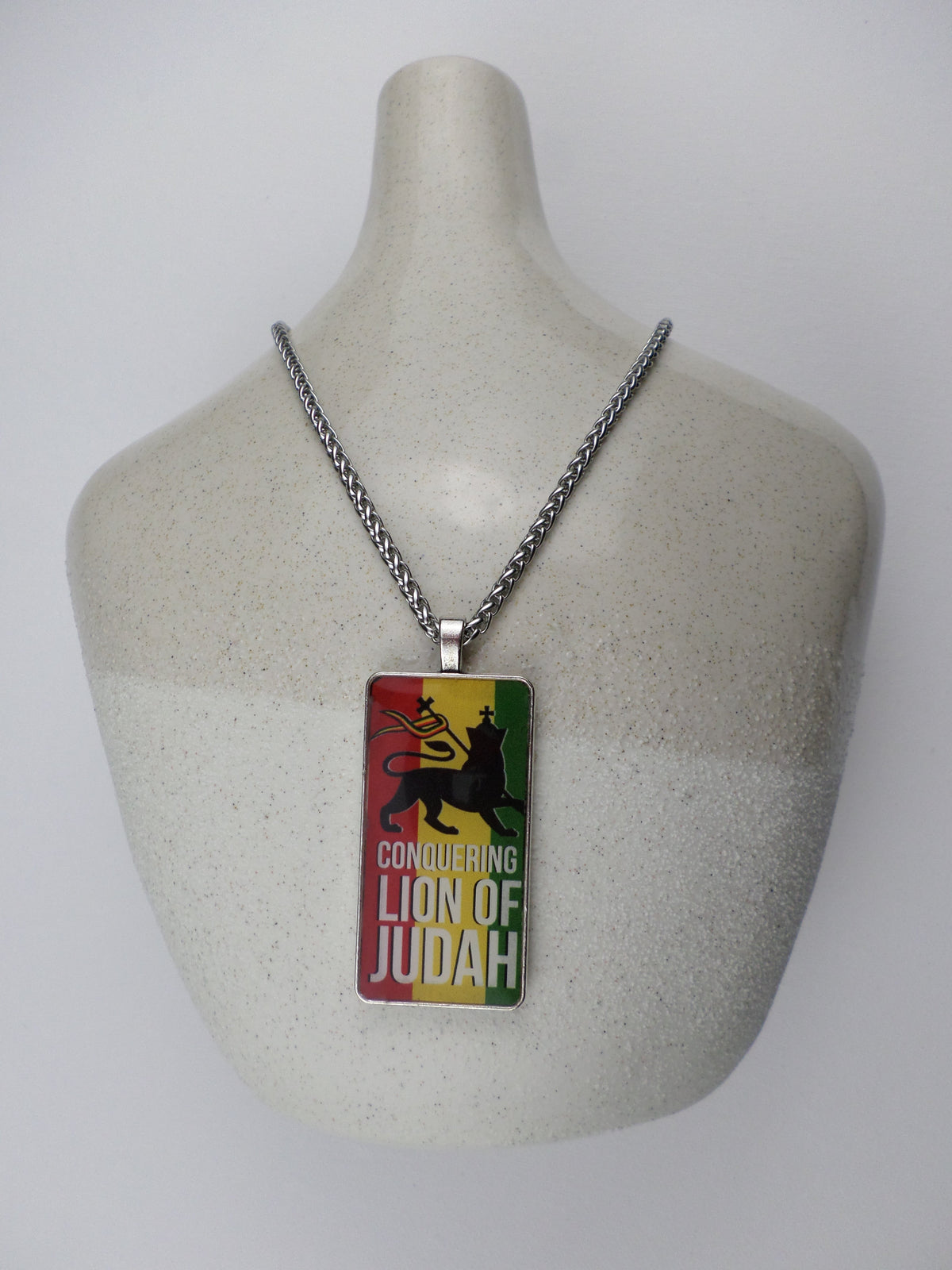 Cርእስ Pendant and Chain - Conquering Lion of the Tribe of Judah